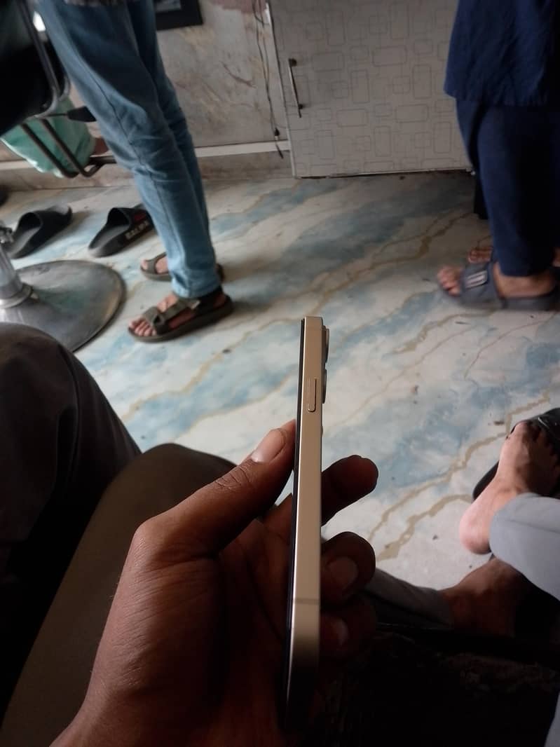 Apple iPhone 13 4