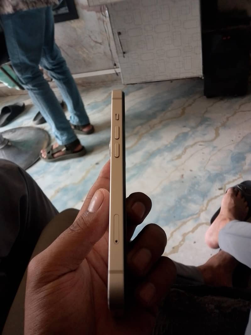 Apple iPhone 13 6