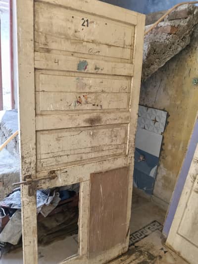 5 doors. 3 Malaysian 2 dayar k hain.