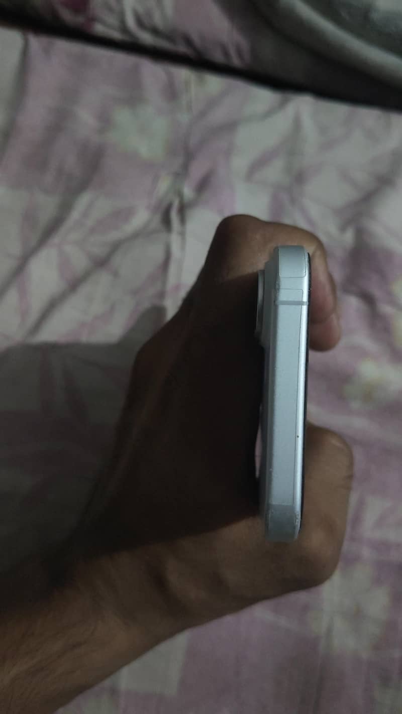 Apple iPhone 16 1