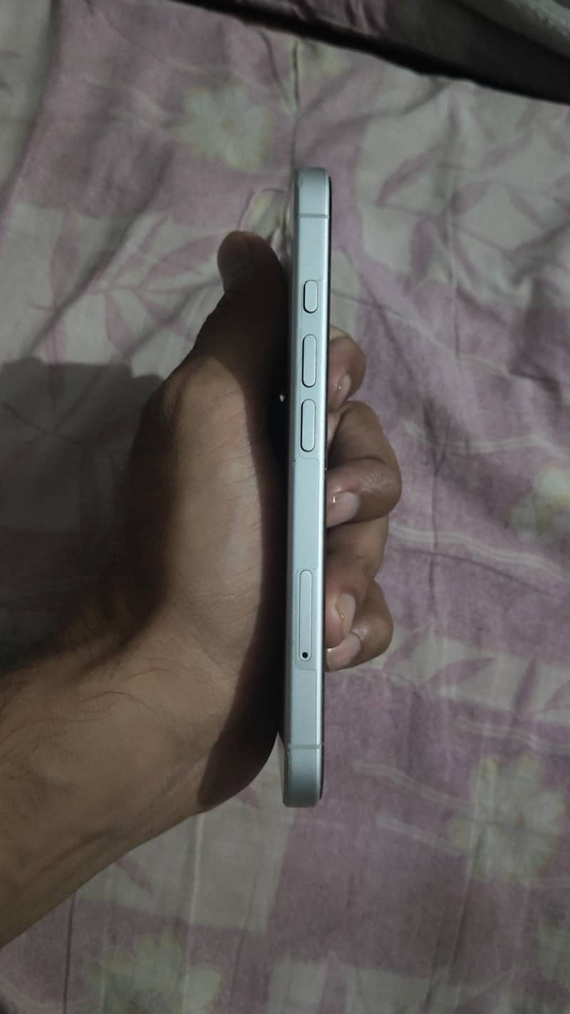 Apple iPhone 16 2