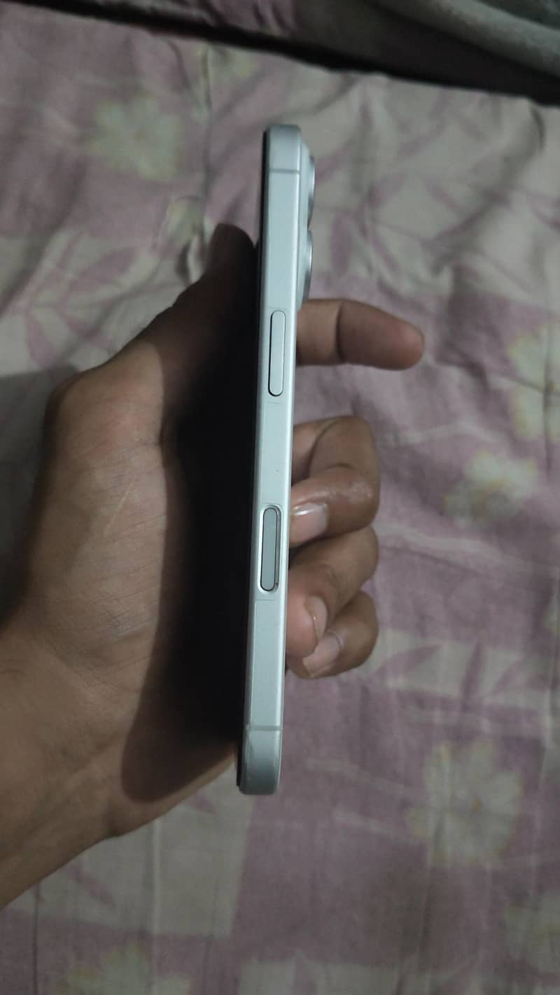 Apple iPhone 16 4