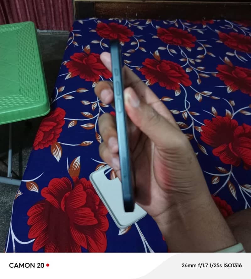 Apple iPhone 15 4