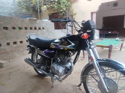 bike bhot achi Hy  Model 20 hy black colour hy 03004568705