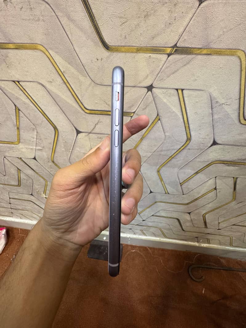 Apple iPhone 11 4