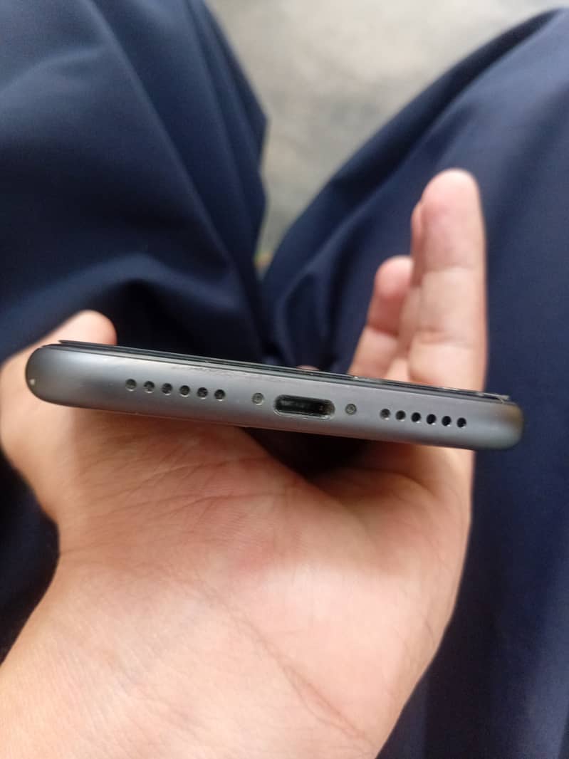 Apple iPhone 11 4