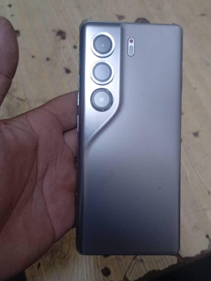 Tecno CAMON 40 Pro 0
