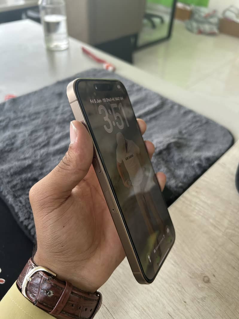Apple iPhone 16 Pro Max 4