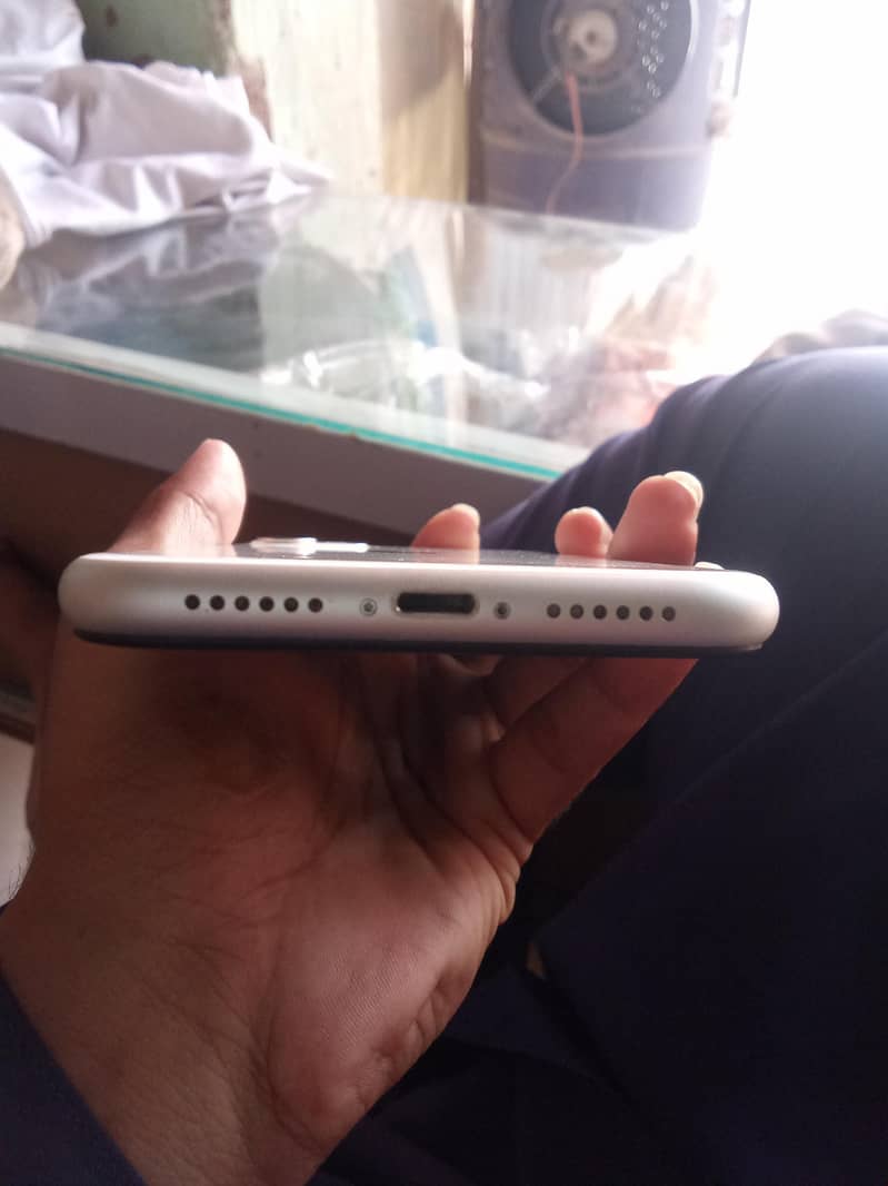 Apple iPhone 11 3