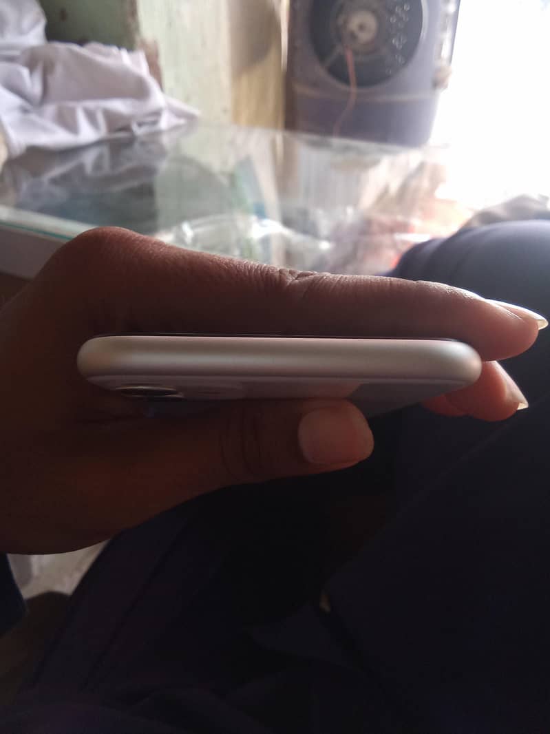 Apple iPhone 11 4