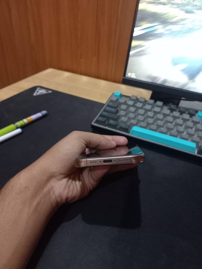 Apple iPhone 16 Pro 3