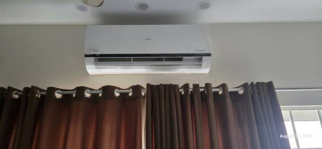 Lightly used split air conditioner used for less than one month