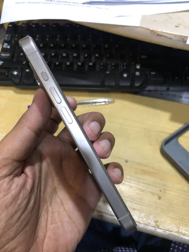 Apple iPhone 15 Pro 6