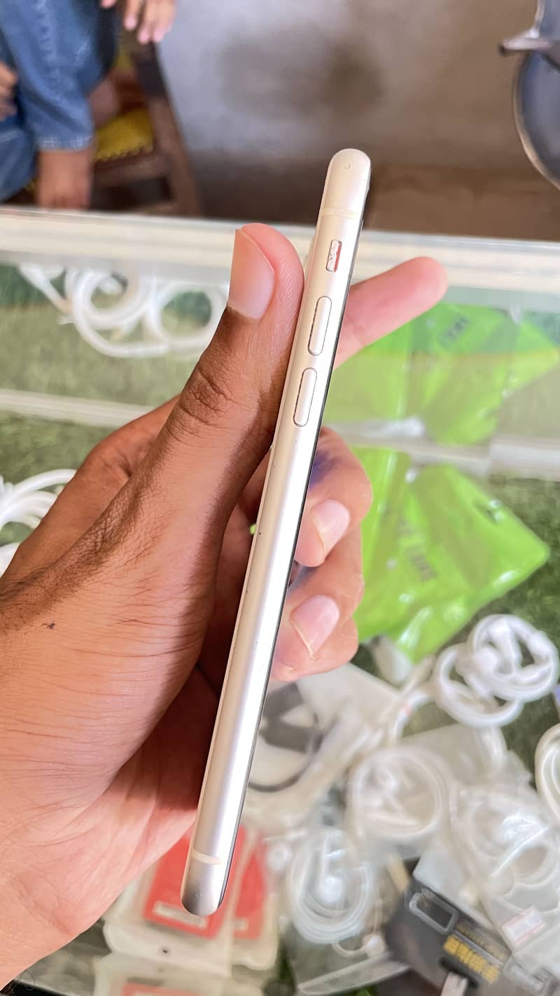 Apple iPhone 11 4