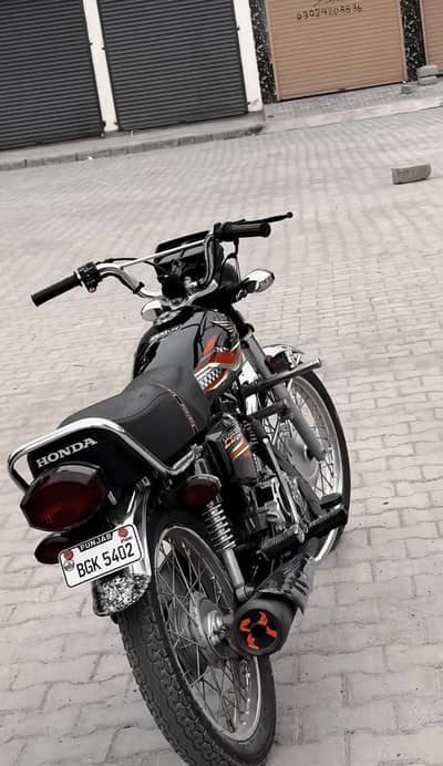 (Honda 125 2024 neat and clean)