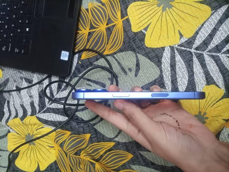 Apple iPhone 16 4