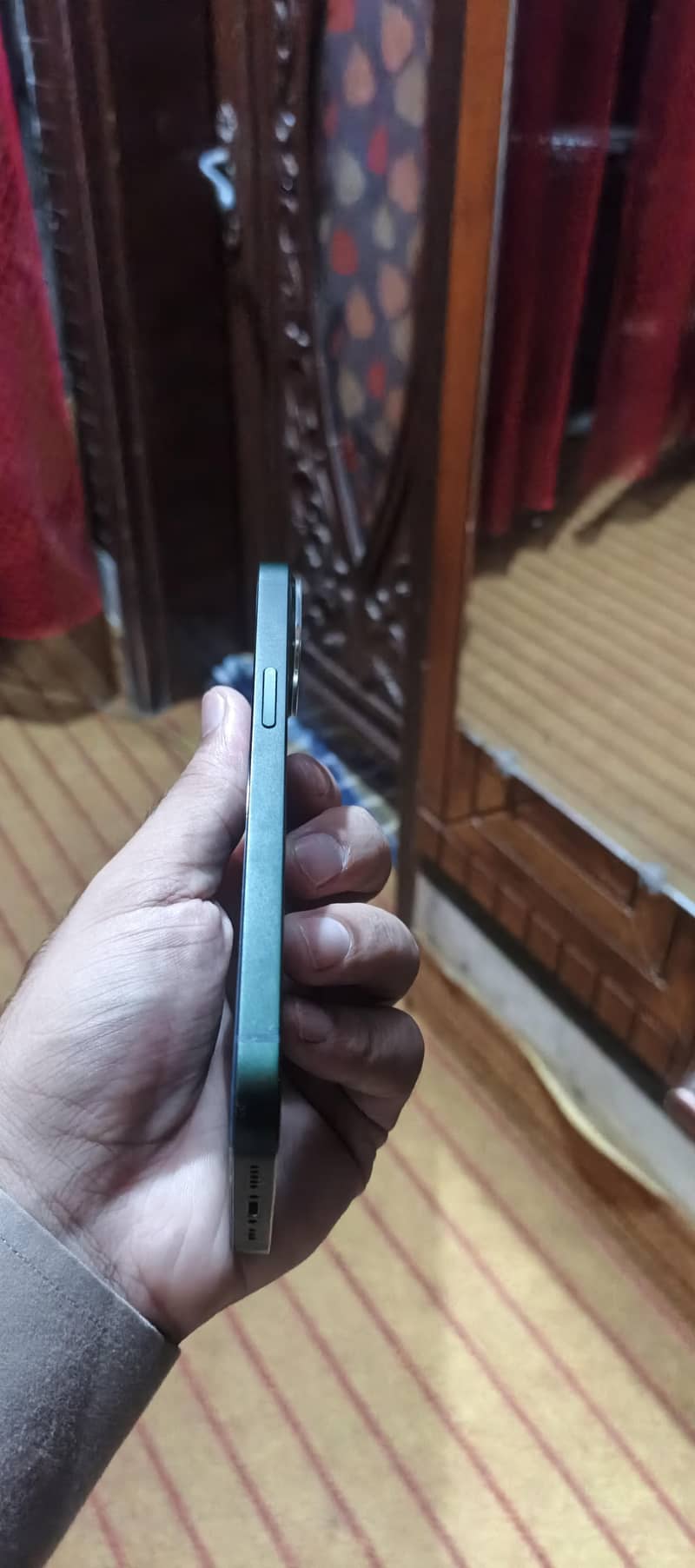 Apple iPhone 13 read Description first 3
