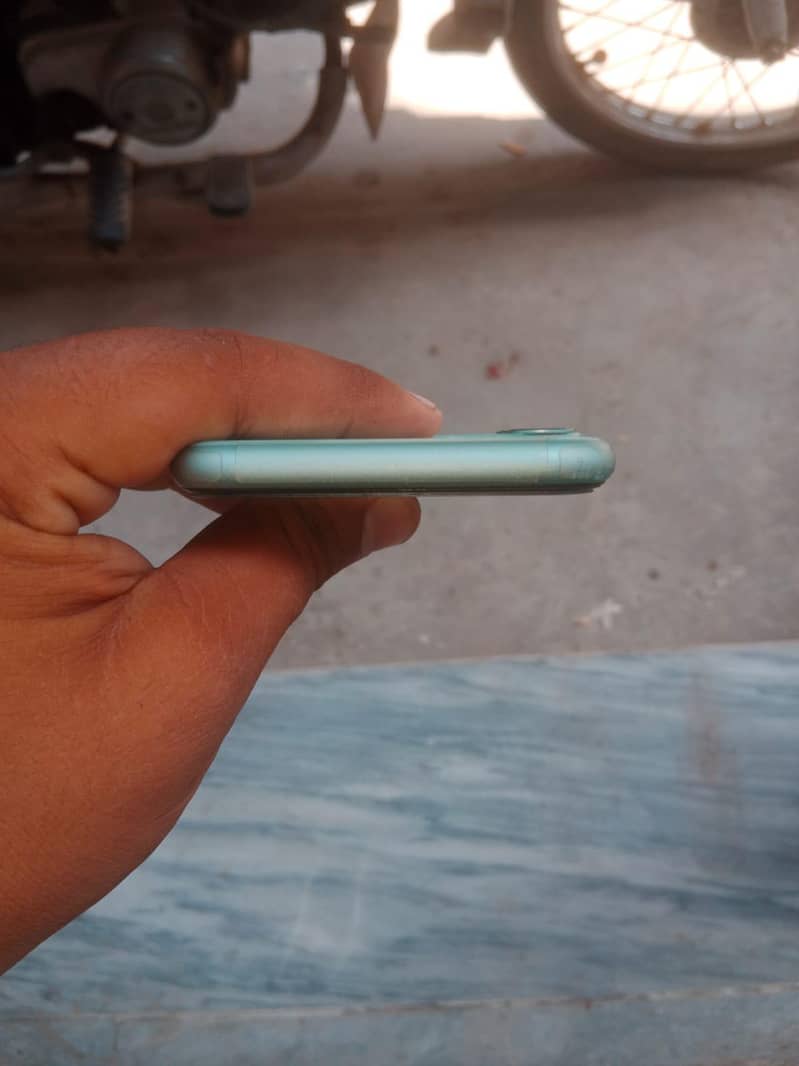Apple iPhone 11 3