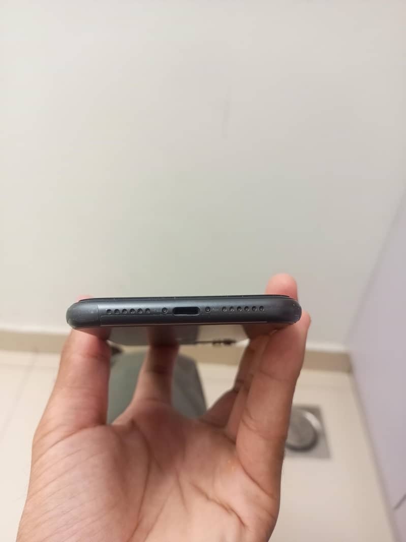 Apple iPhone 11 4