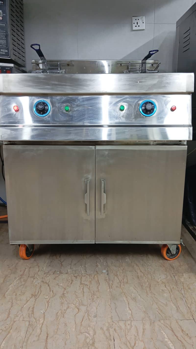 Make table, Fridge, Fryer 1