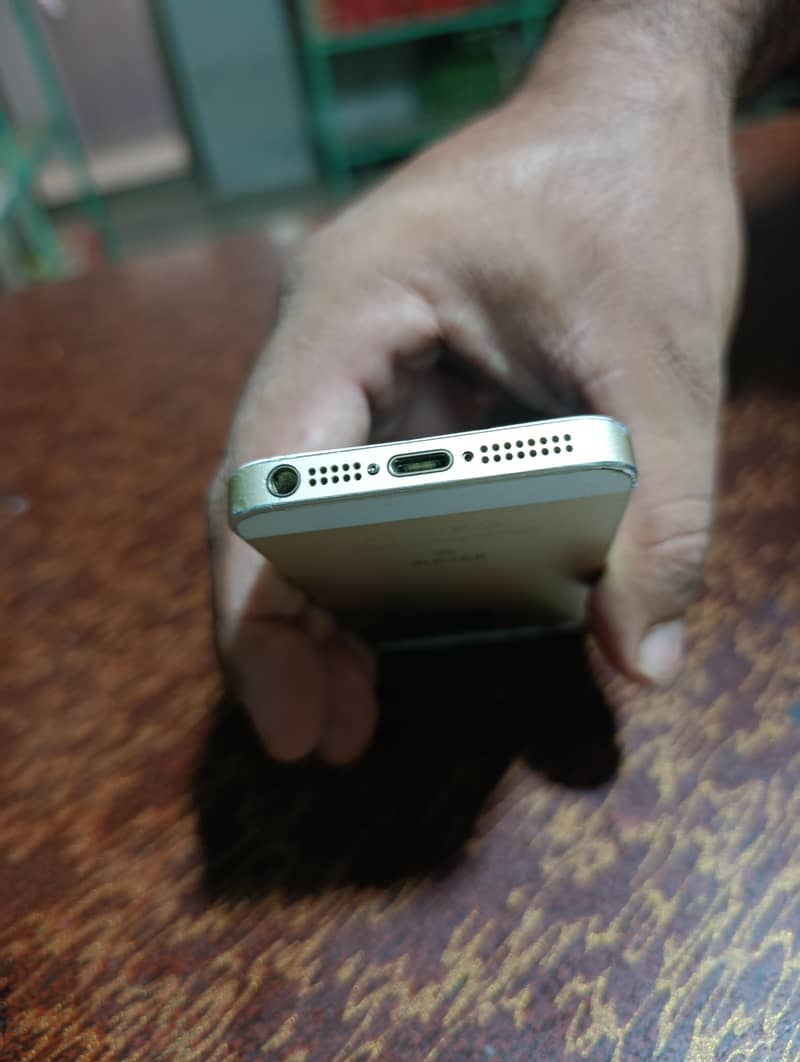 Apple iPhone 5se 3