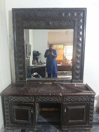 Traditional Dressing Table with Large Mirror