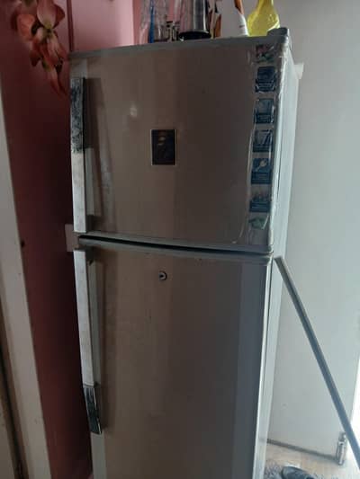 dawlance ka fridge hai or waves ka defreezer