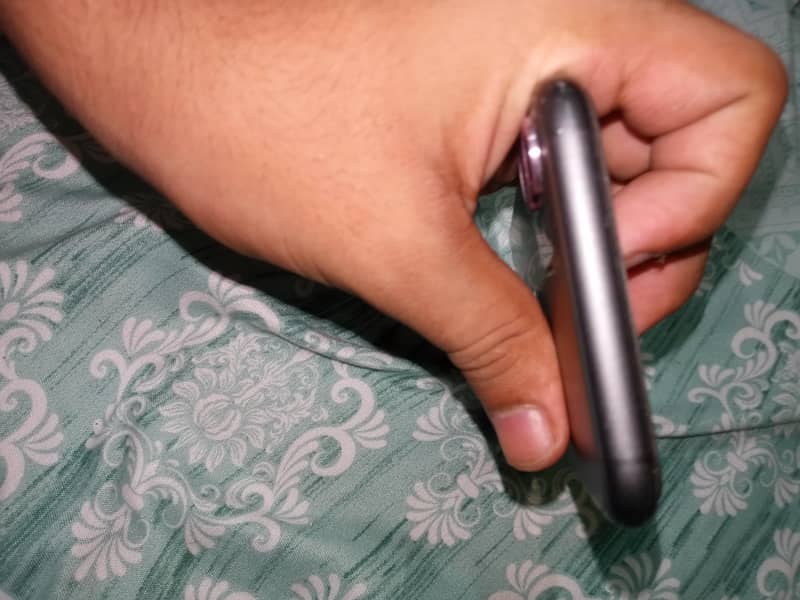 Apple iPhone 11 3