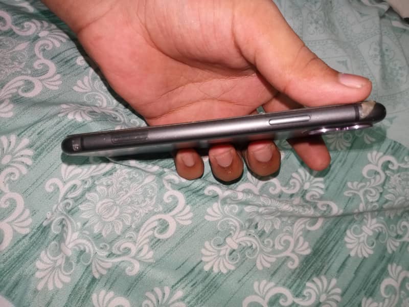Apple iPhone 11 4