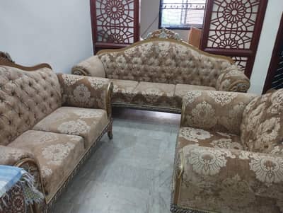 Beautiful Sofa Set (Urgert Sale)