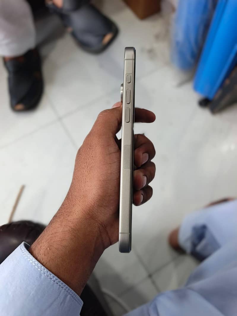 Apple iPhone 15 Pro Max 4