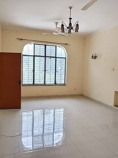 Upper Portion For Rent on Sarwar Road Main Cantf