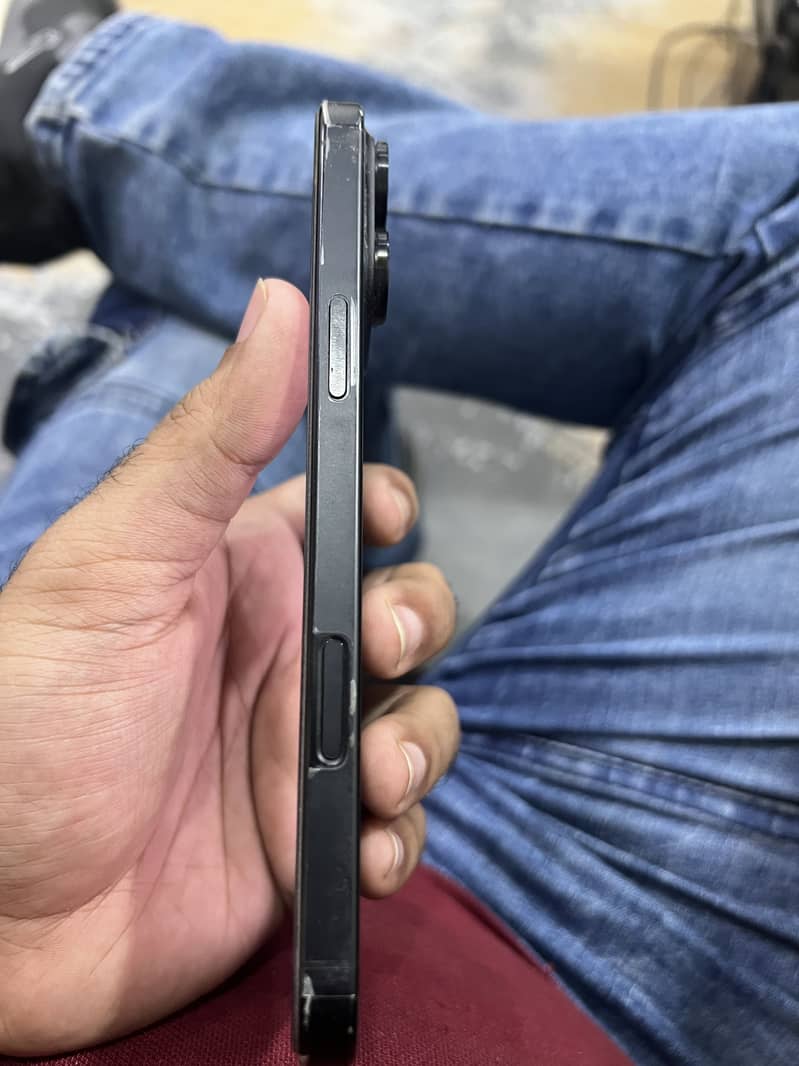 Apple iPhone 16 Pro Max 4