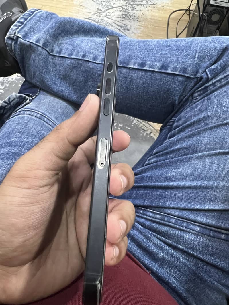Apple iPhone 16 Pro Max 9