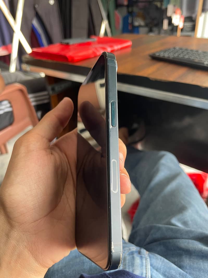 Apple iPhone 13 2