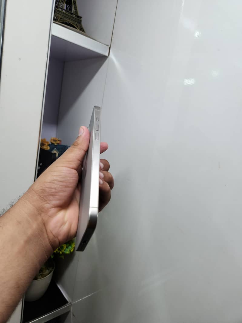 Apple iPhone 15 Pro Max 4