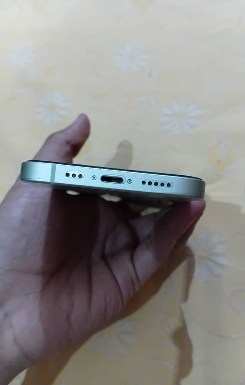 Apple iPhone 12 4