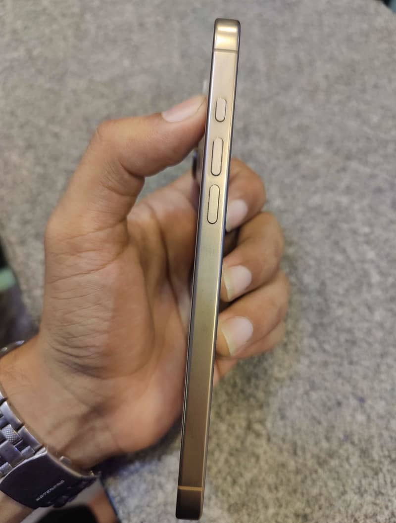 Apple iPhone 16 Pro Max 1
