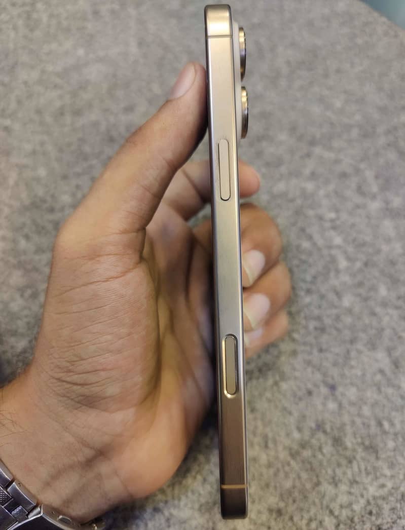 Apple iPhone 16 Pro Max 2