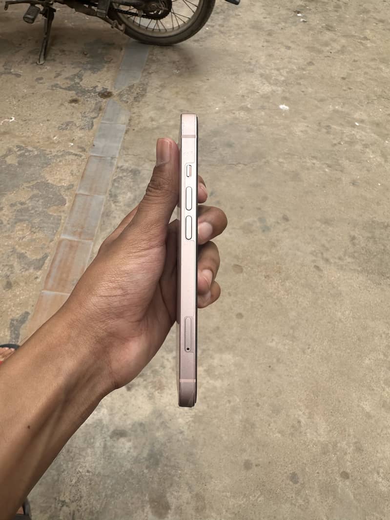 Apple iPhone 13 2
