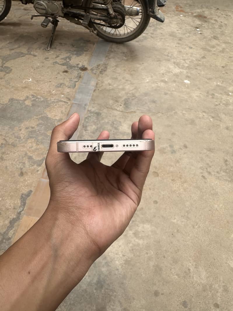 Apple iPhone 13 4