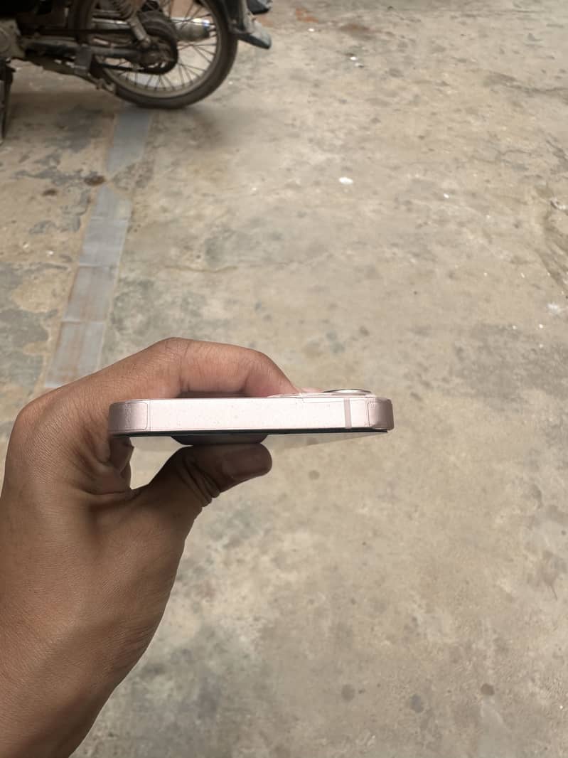 Apple iPhone 13 5