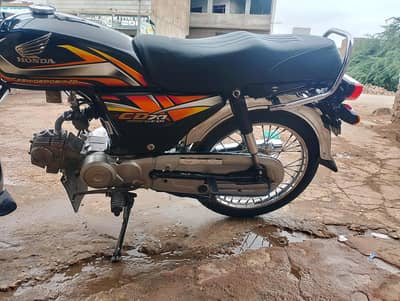 urgent sale 2022 model hyd numbr serial bhi 22 ki ha