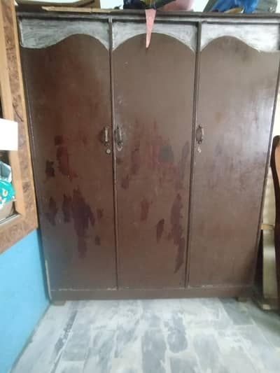 3 DOOR WARDROBE FOR SALE. ایک عدد 3 دروازوں والی الماری برائے فروخت۔