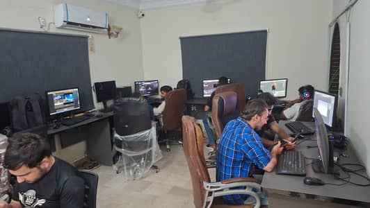 sILENT cOMMERCIAL pORTION aVAILABLE fOR rENT gULSHAN bLOCK 4