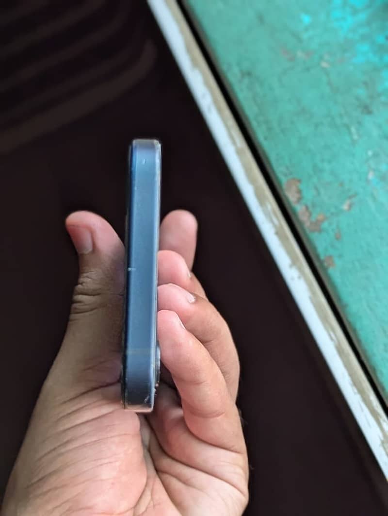 Apple iPhone 12 4