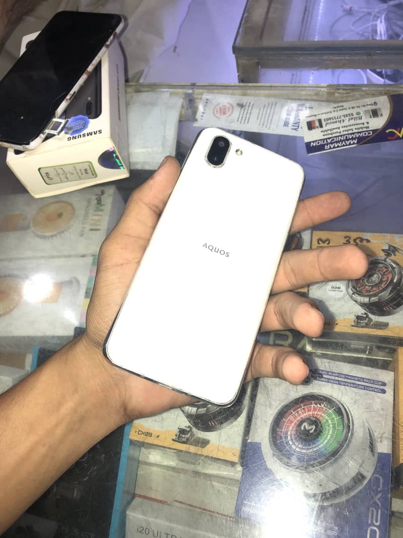 Sharp Aquos R2 3