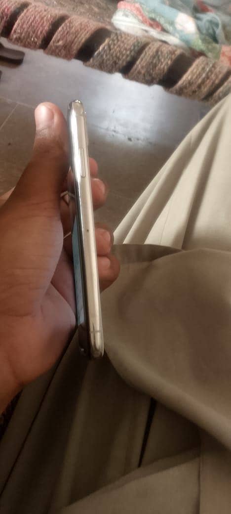 Apple iPhone X 4
