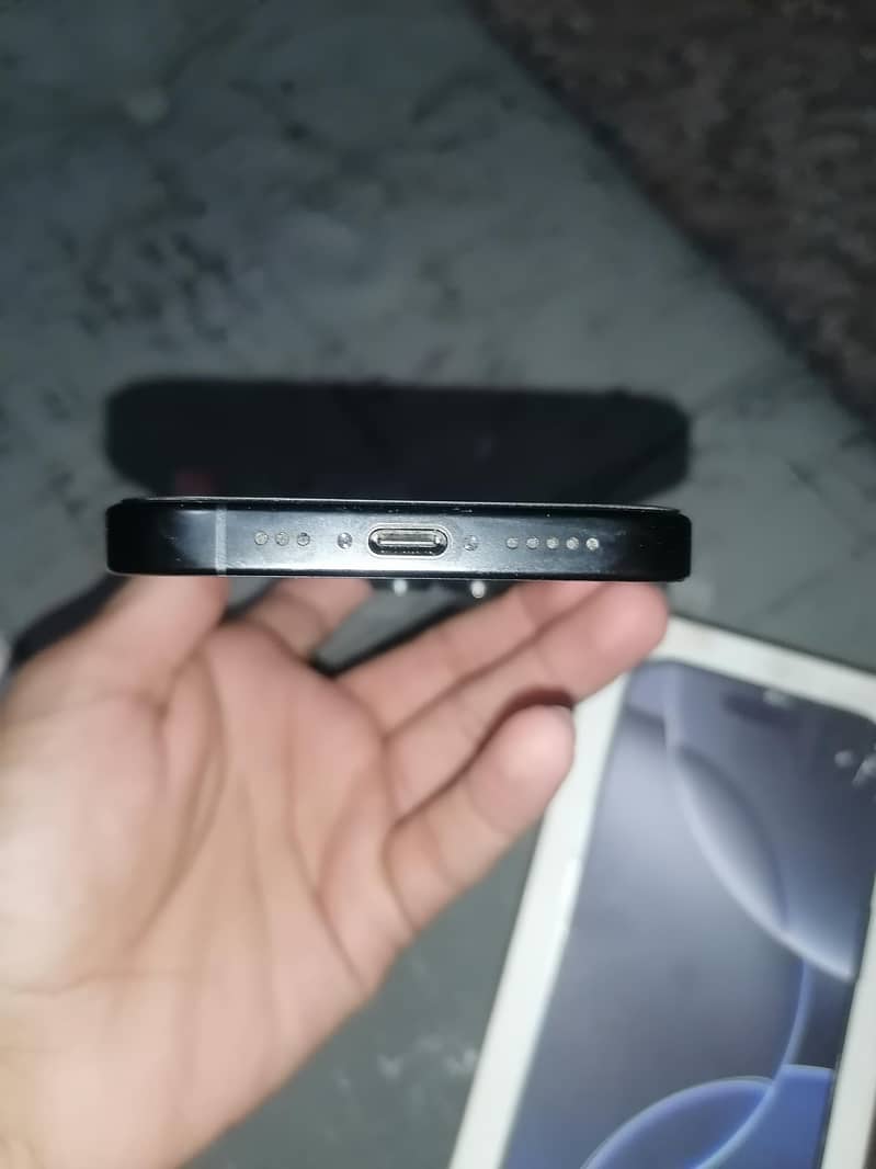 Apple iPhone 16 Pro 1
