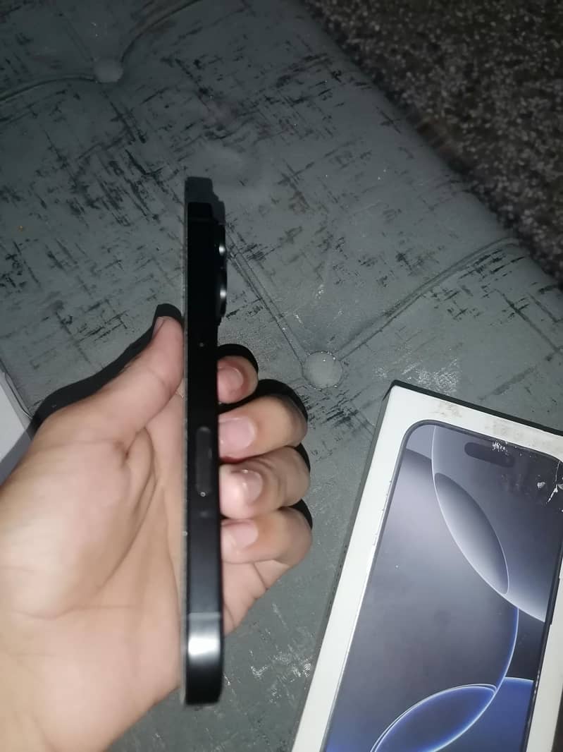 Apple iPhone 16 Pro 2